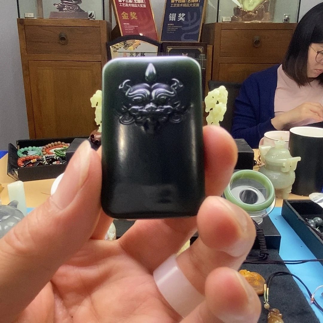 和田玉未镶嵌吊坠(赠链)