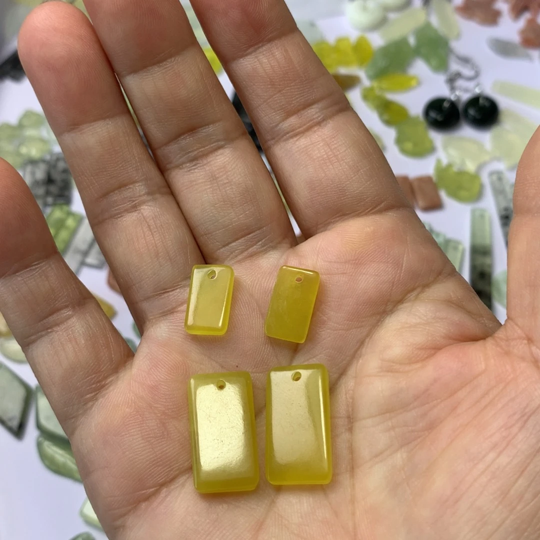高***馆未镶嵌蛇纹石玉耳环