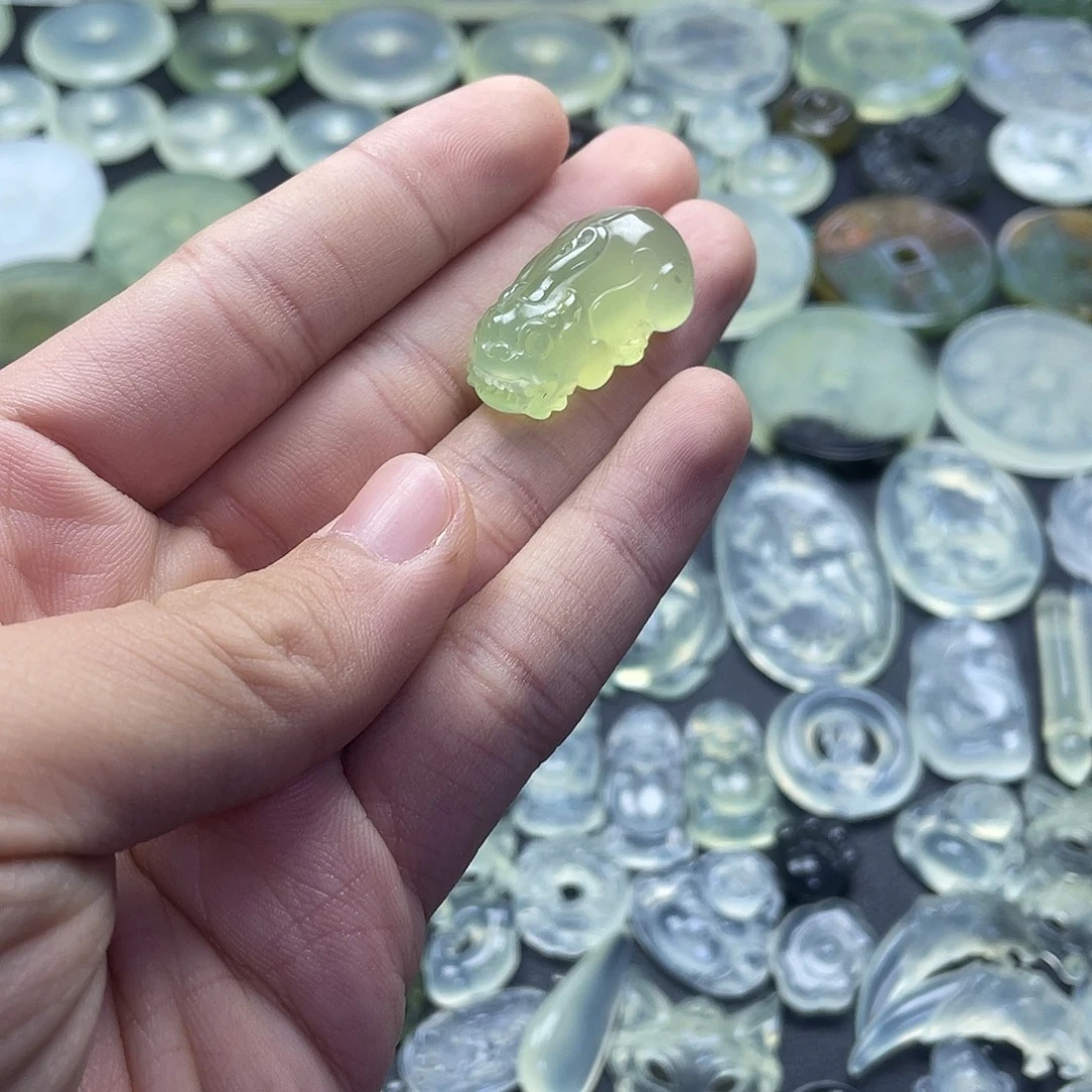 岫玉未镶嵌颈饰貔恘