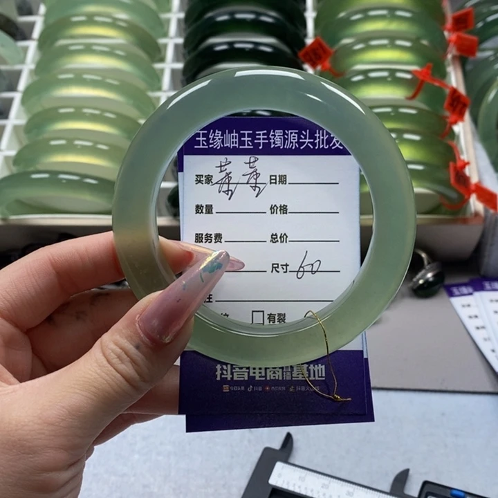 蛇纹石玉手镯未镶嵌董*?