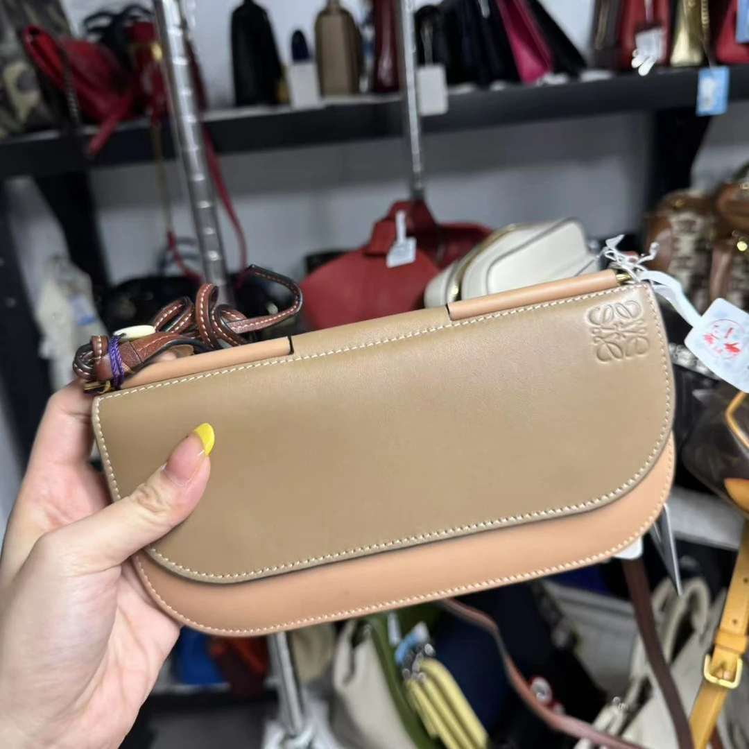 95新 LOEWE/罗意威 罗伊威裸色翻盖钱包/二手奢侈品包包