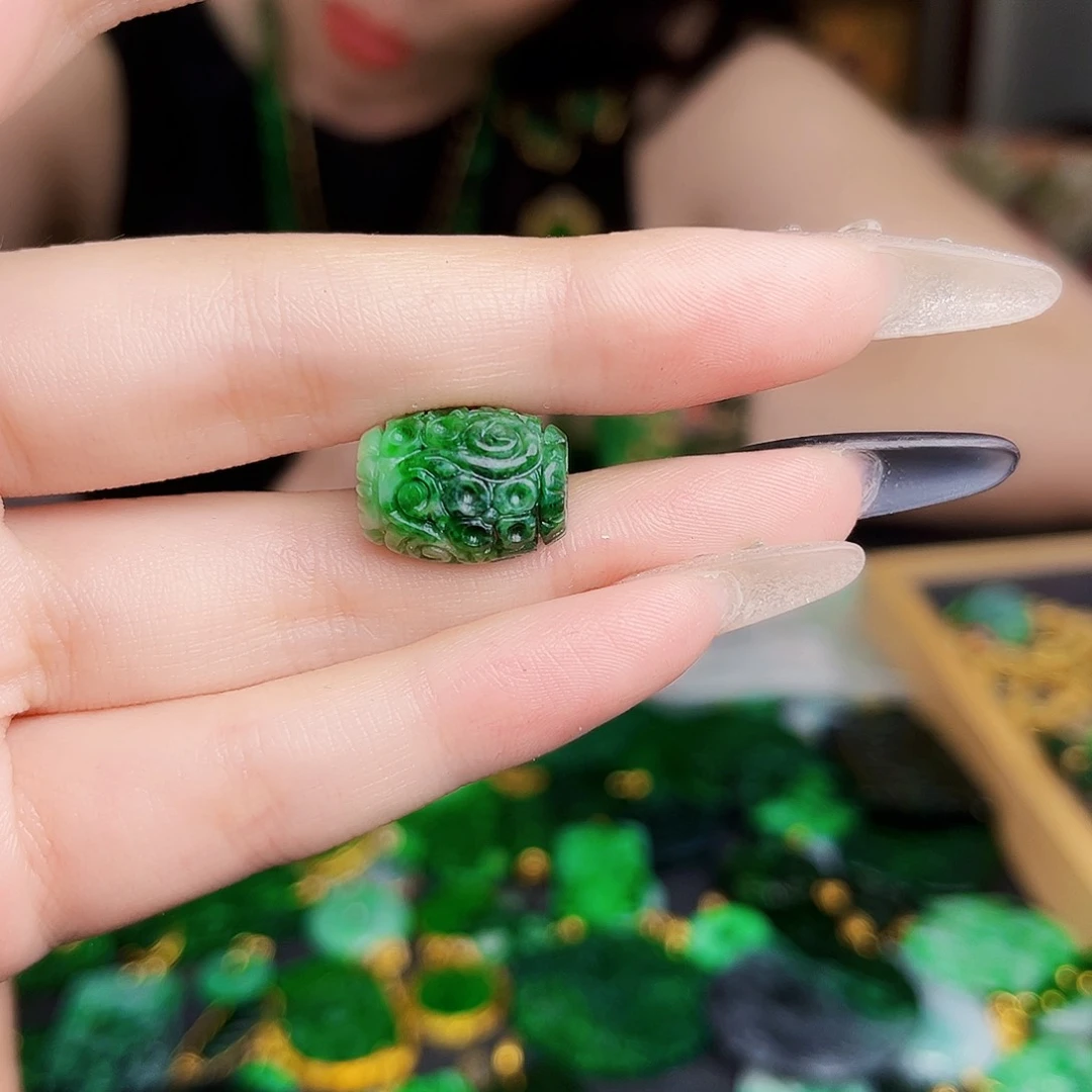 颈饰未镶嵌翡翠多样性