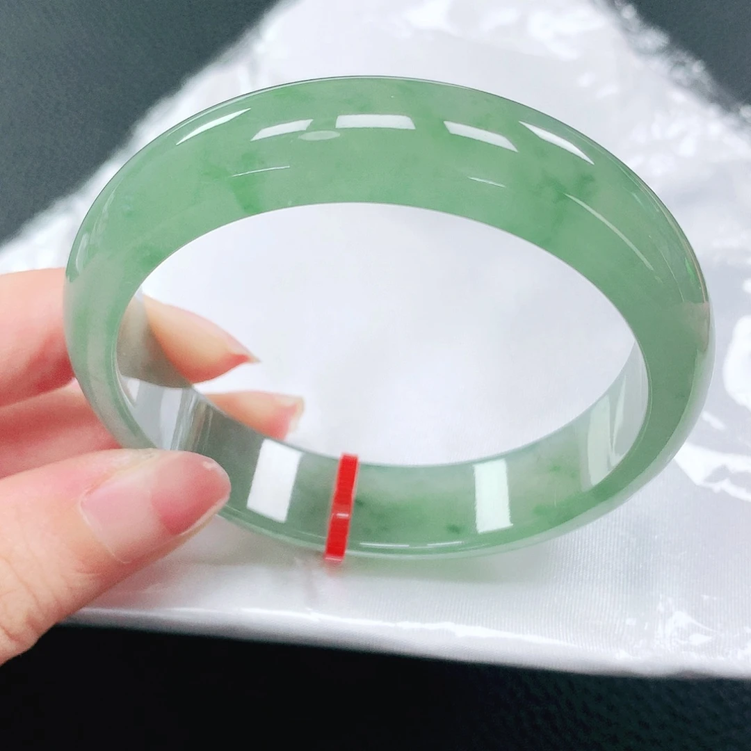 翡翠手镯未镶嵌56圈