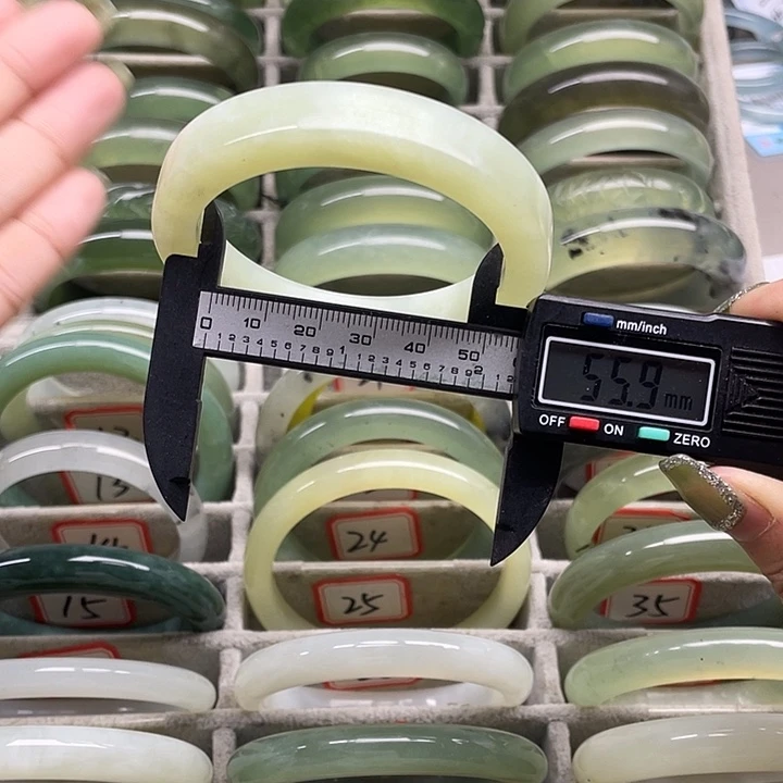 蛇纹石玉未镶嵌手镯1