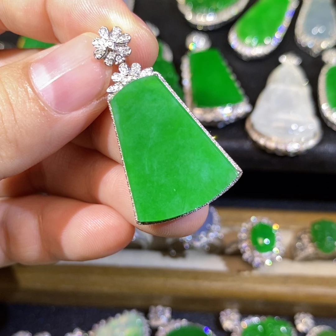 颈饰18K金镶嵌翡翠缅甸翡翠