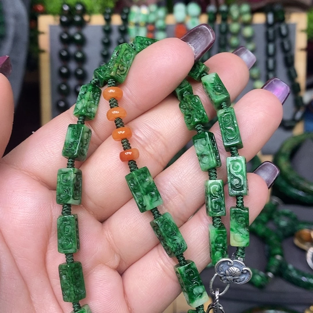 颈饰未镶嵌翡翠漂亮美眉