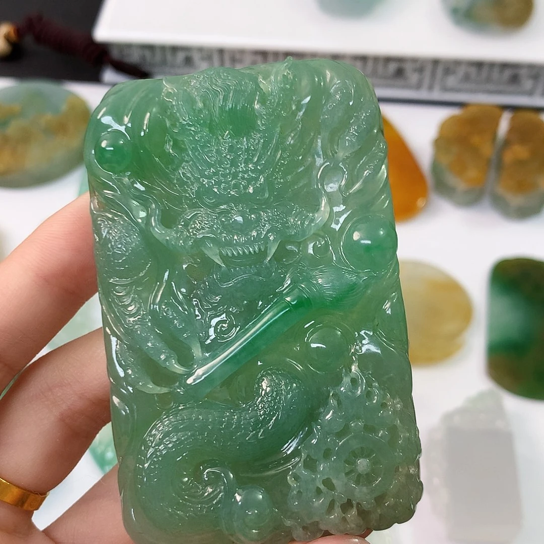 翡翠未镶嵌颈饰龙牌