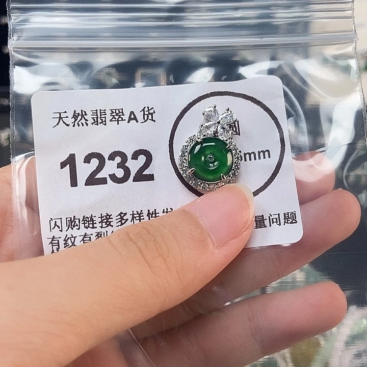吊坠(不含链)未镶嵌翡翠