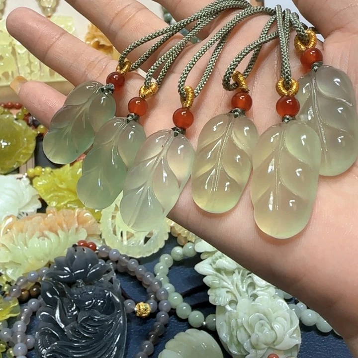 未镶嵌蛇纹石玉吊坠