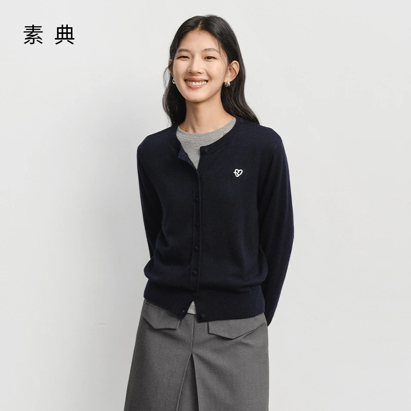 素典【爱心针织】绵羊毛爱心刺绣圆领针织开衫女秋季显瘦上衣5129