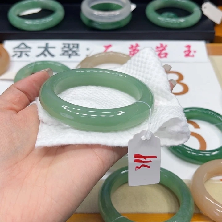未镶嵌手镯石英质玉建*