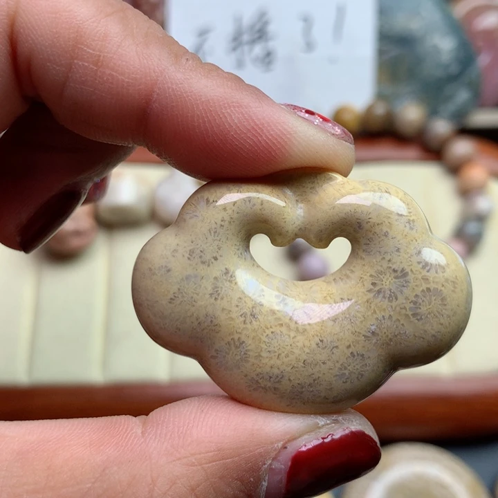 硅化珊瑚（珊瑚玉）颈饰足银镀金镶嵌