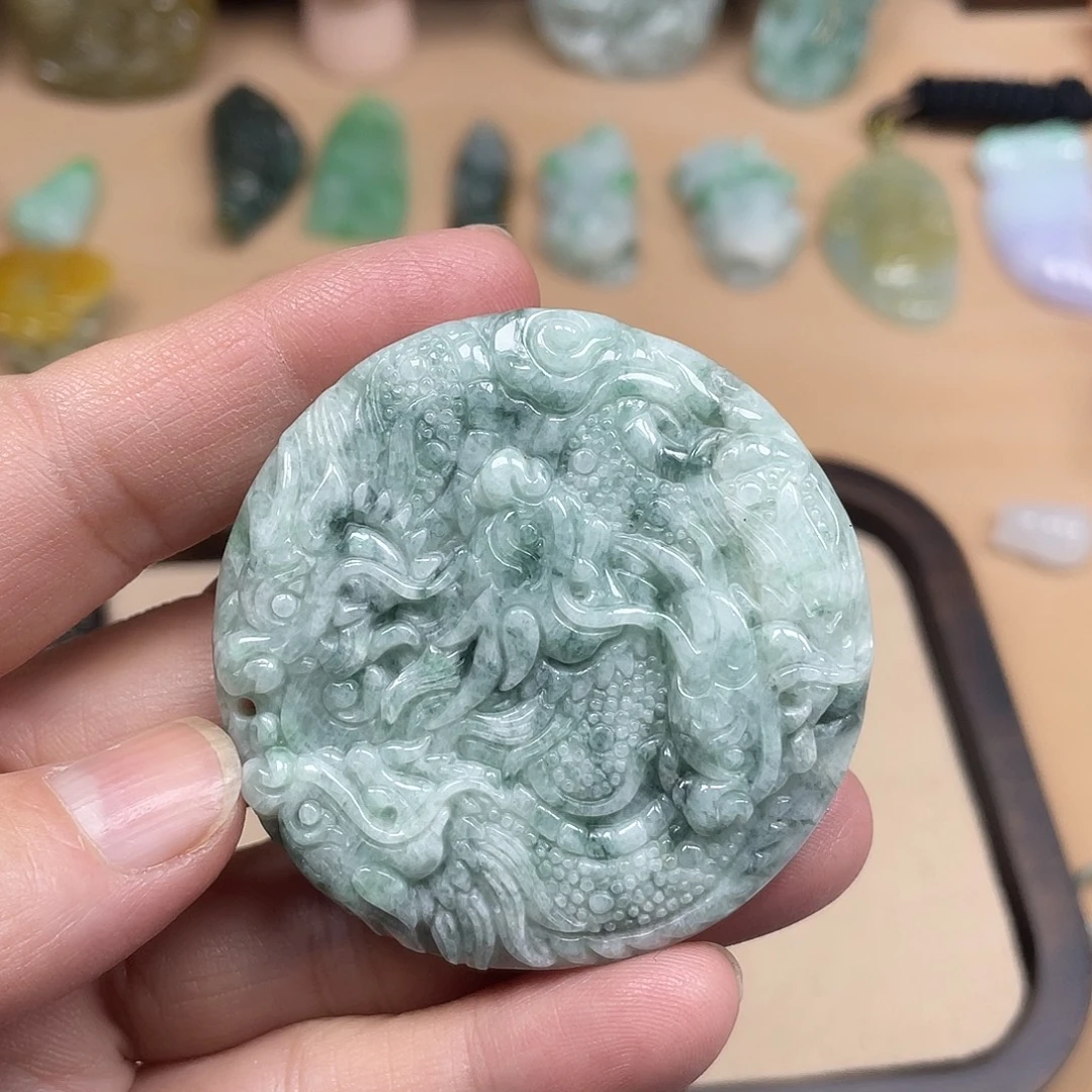 翡翠未镶嵌颈饰九龙牌