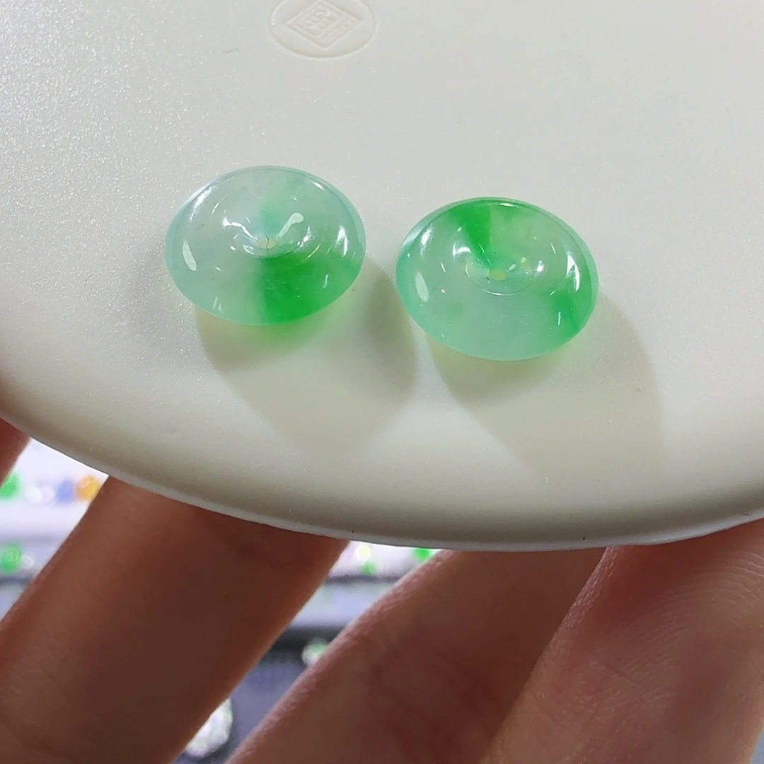 翡翠未镶嵌颈饰一对