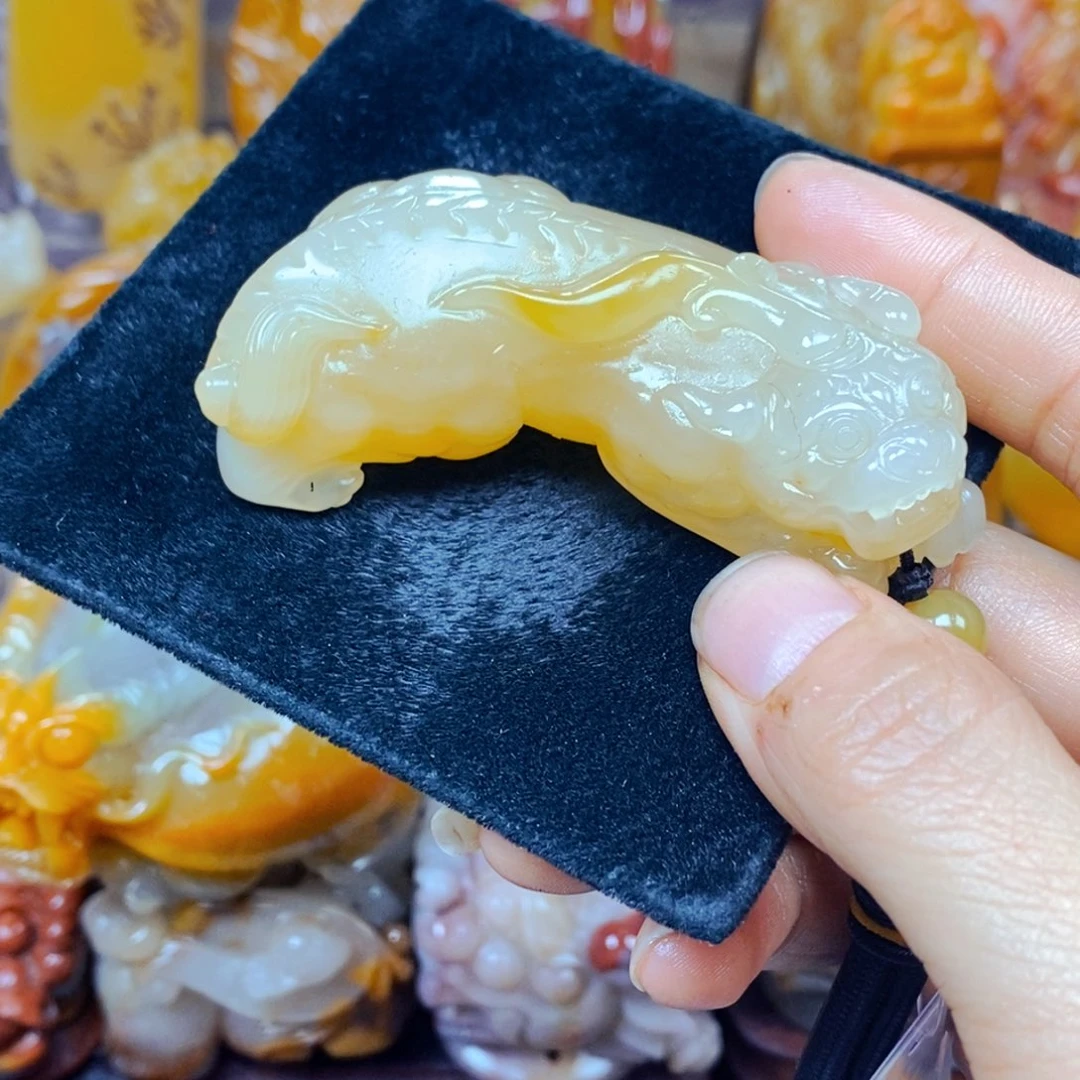 未镶嵌石英质玉（黄龙玉）颈饰