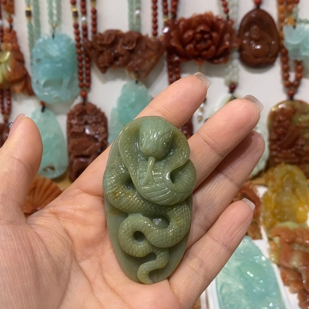 蛇纹石玉未镶嵌颈饰