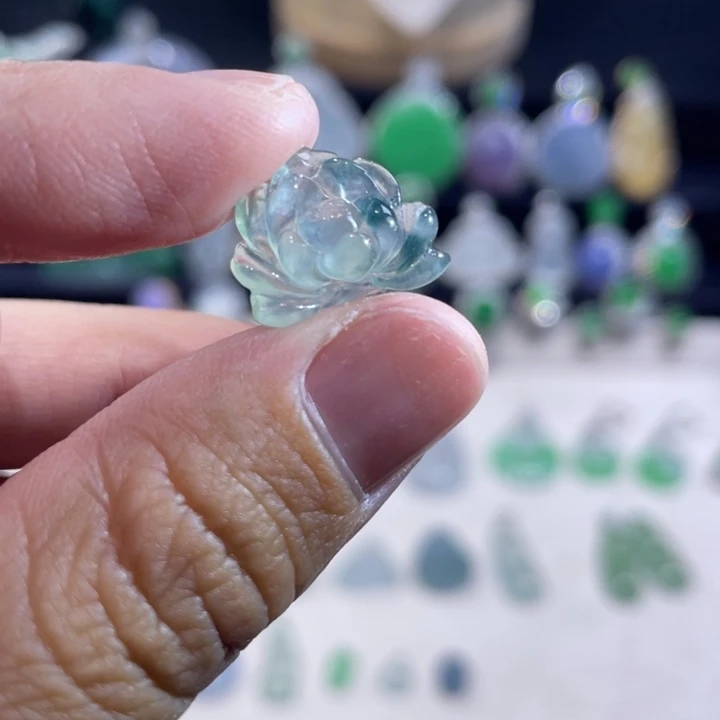 翡翠未镶嵌颈饰莲花