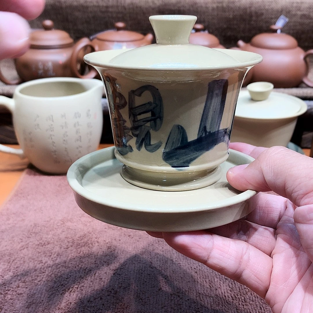 泥塑爱****师放漏见山关心青花釉马蹄盖碗140毫升