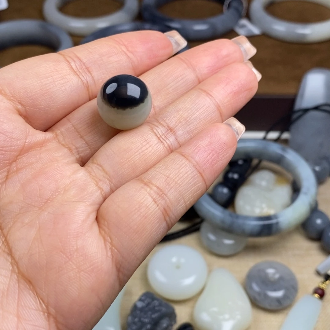 子***德和田玉未镶嵌颈饰