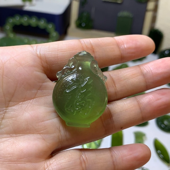 岫玉未镶嵌颈饰吊坠