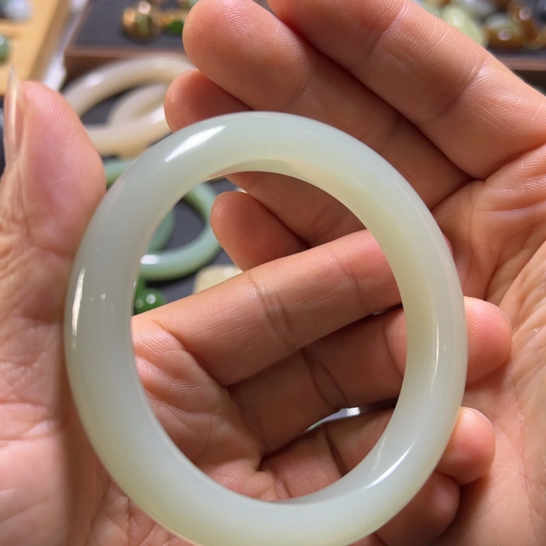 和田玉未镶嵌手镯