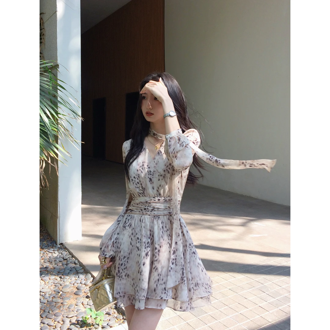MULVAN 纯欲氛围感 泡泡袖连衣裙女春夏设计交叉v领收腰百褶短裙