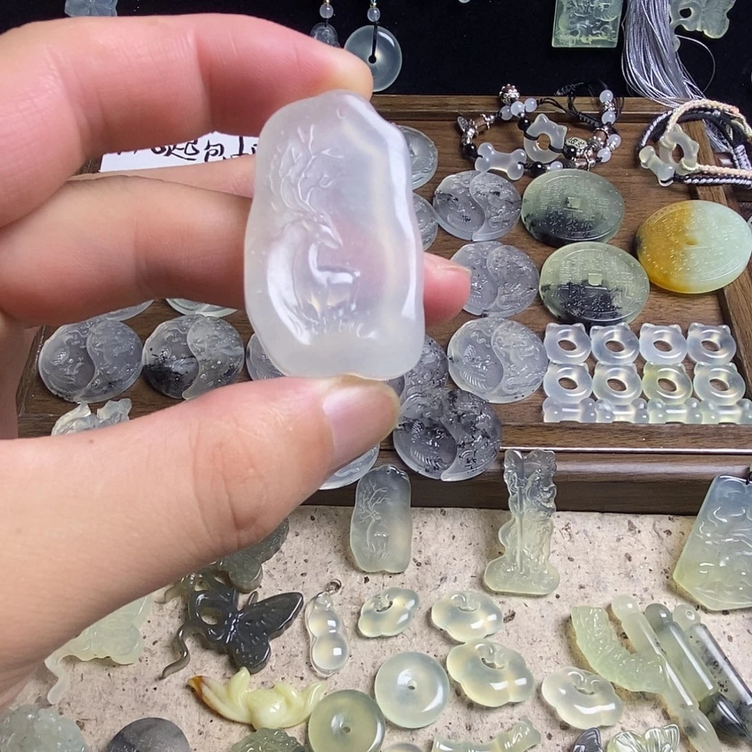 蛇纹石玉未镶嵌颈饰鹿牌送绳子随机发一个