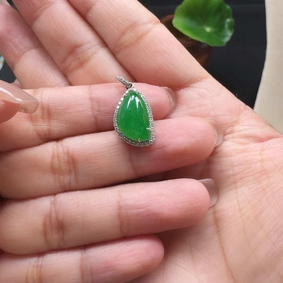 翡翠18K金镶嵌颈饰