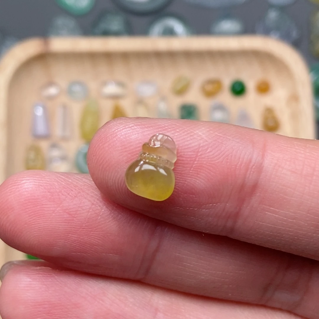 翡翠颈饰未镶嵌钱袋