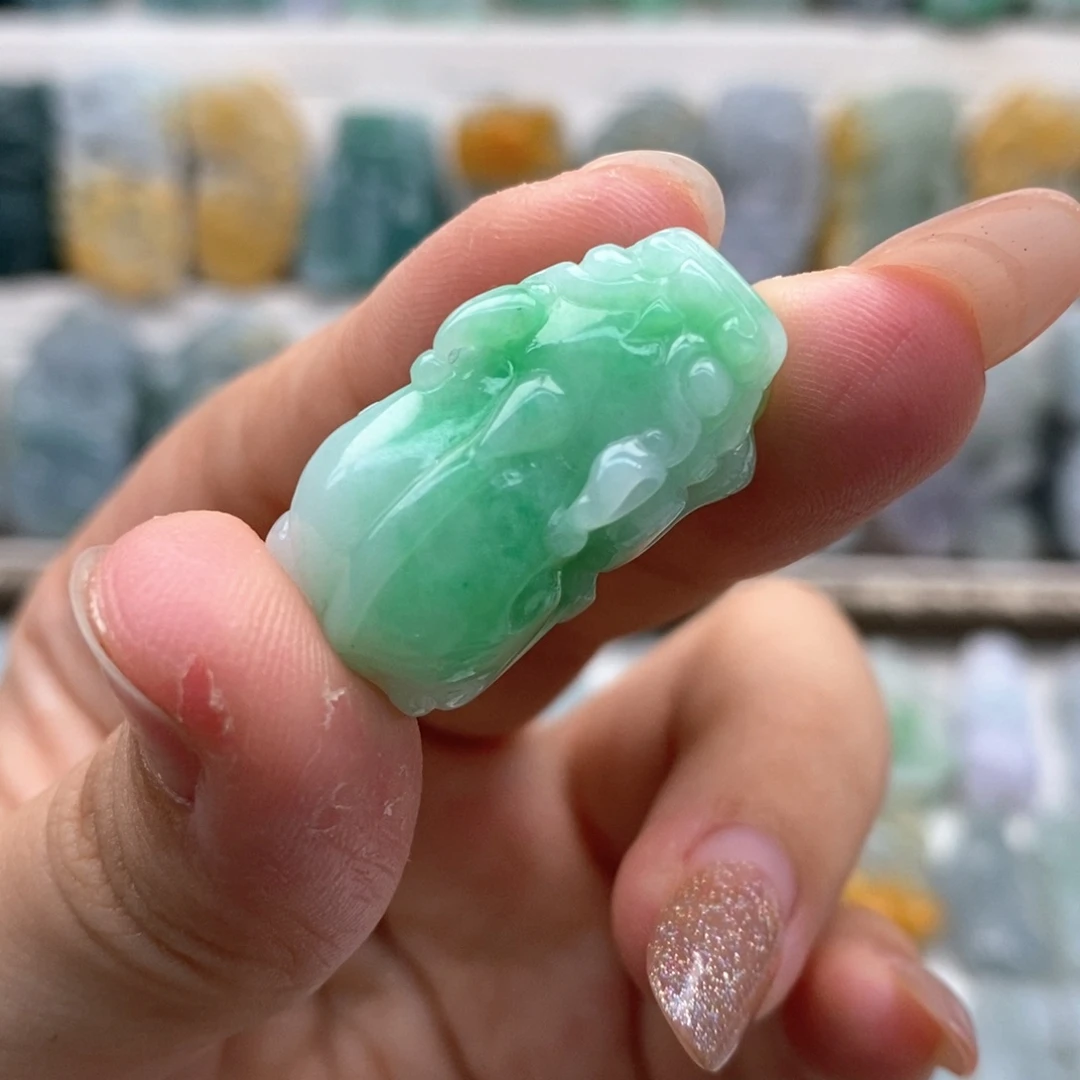 翡翠未镶嵌吊坠(赠链)