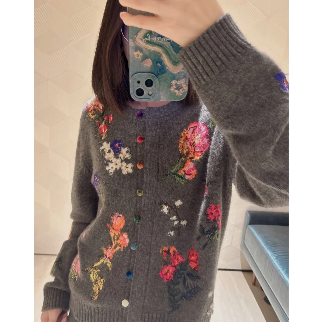 鄂家彩虹纽扣ER 圆领印花提花女24冬新品厚款针织外套