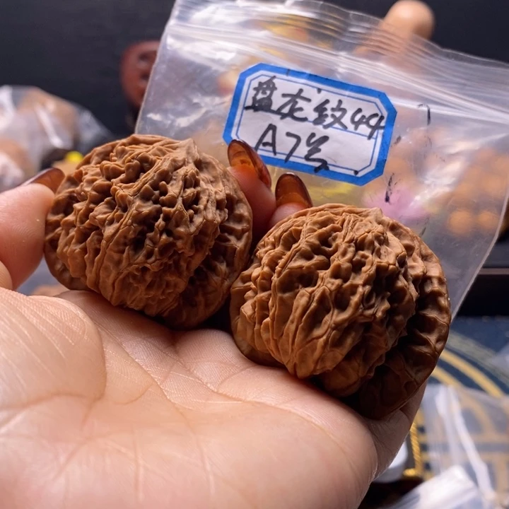 文玩核桃吊坠盘龙纹