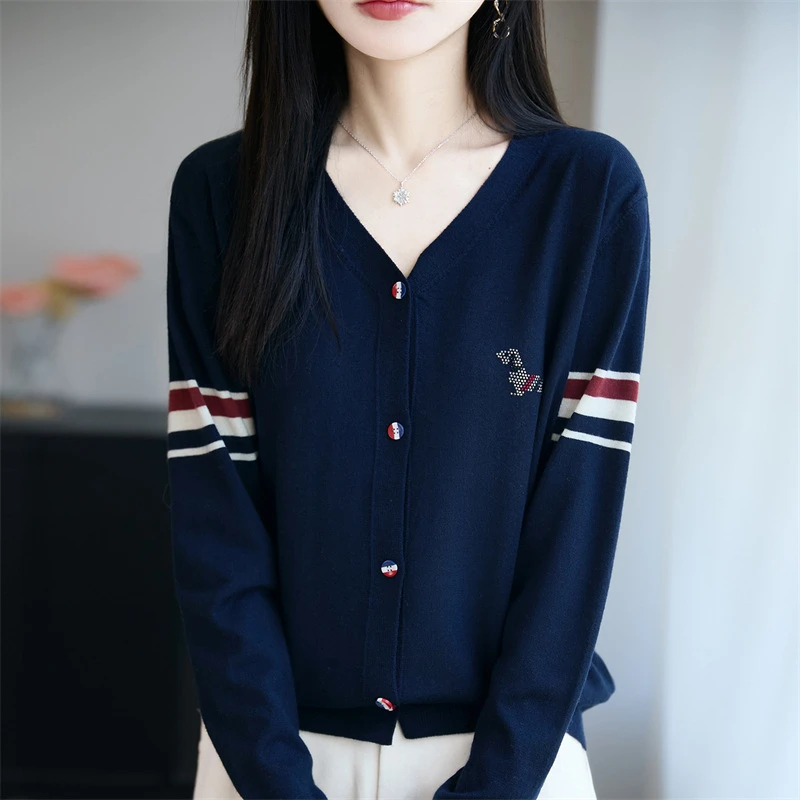 秋冬新款精仿羊毛针织开衫毛衣女V领刺绣长袖外搭上衣女毛衣外套