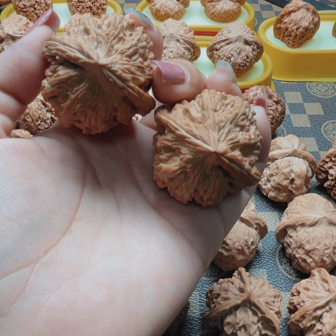 雪***鱼把件桃核全品大沽石42