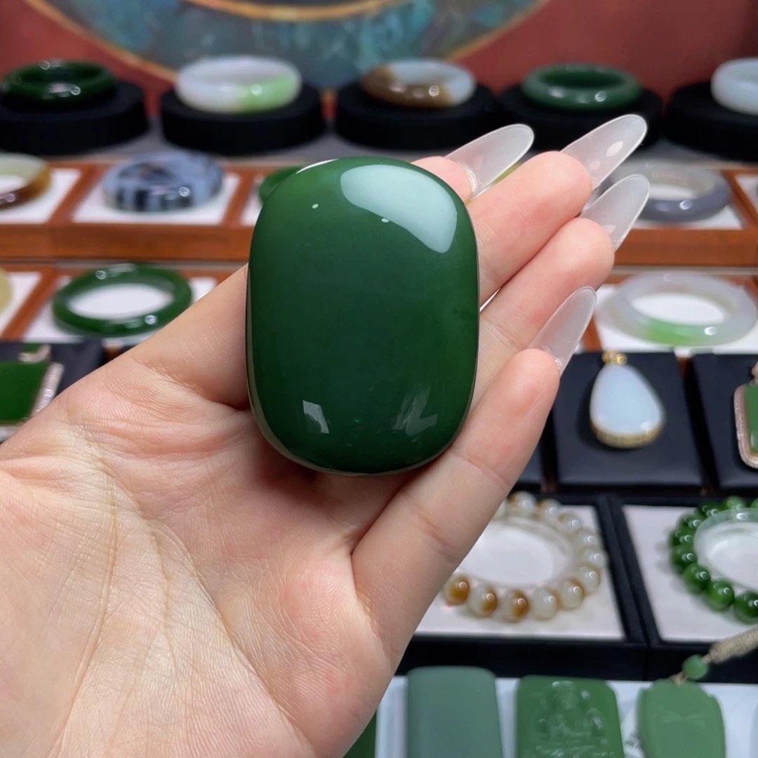 和田玉未镶嵌颈饰·菠菜绿无事牌