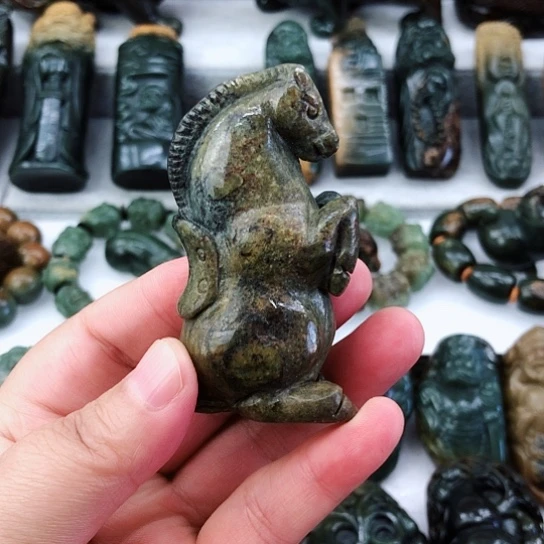 未镶嵌岫岩河磨玉（透闪石质玉）把件