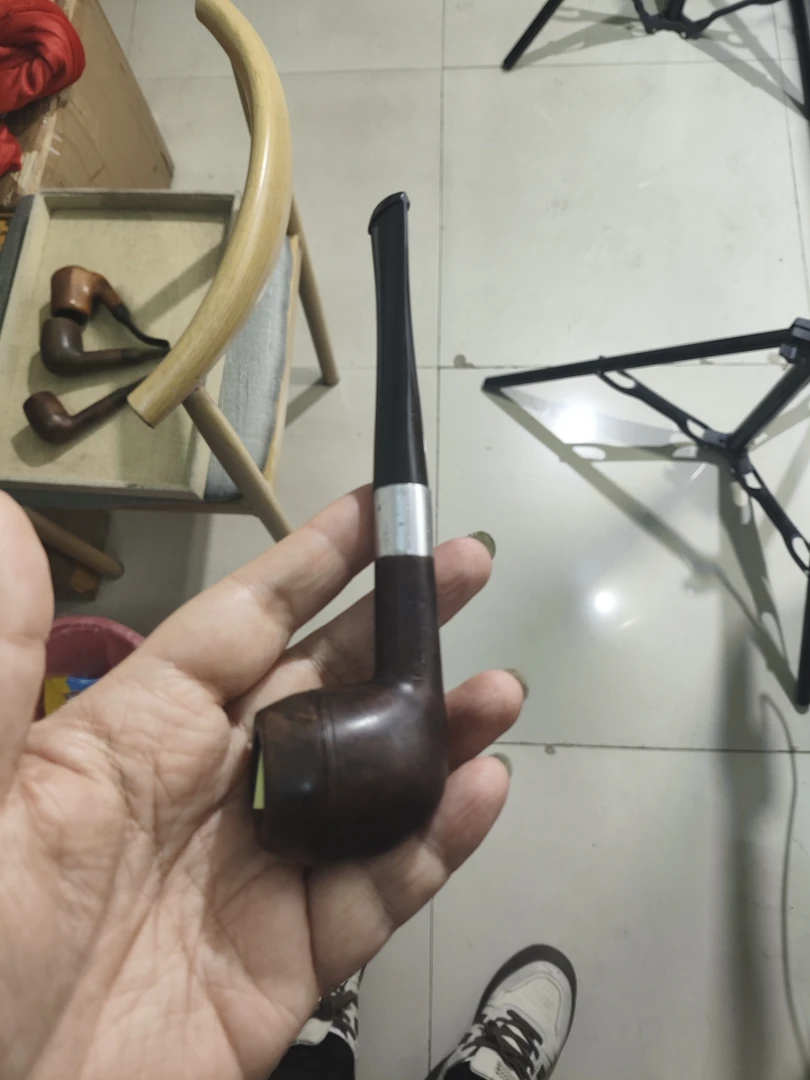 怪叔叔专拍的烟斗嘴标反了