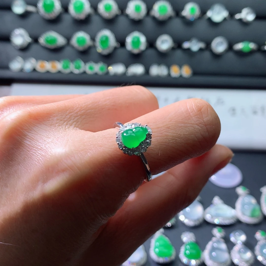 18K金镶嵌戒指翡翠伴钻