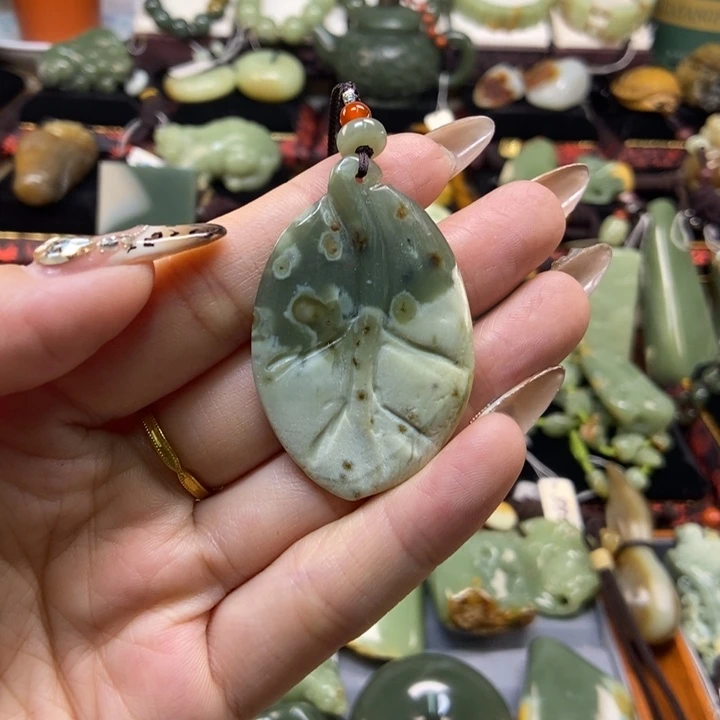 颈饰未镶嵌岫岩老玉（透闪石质玉）