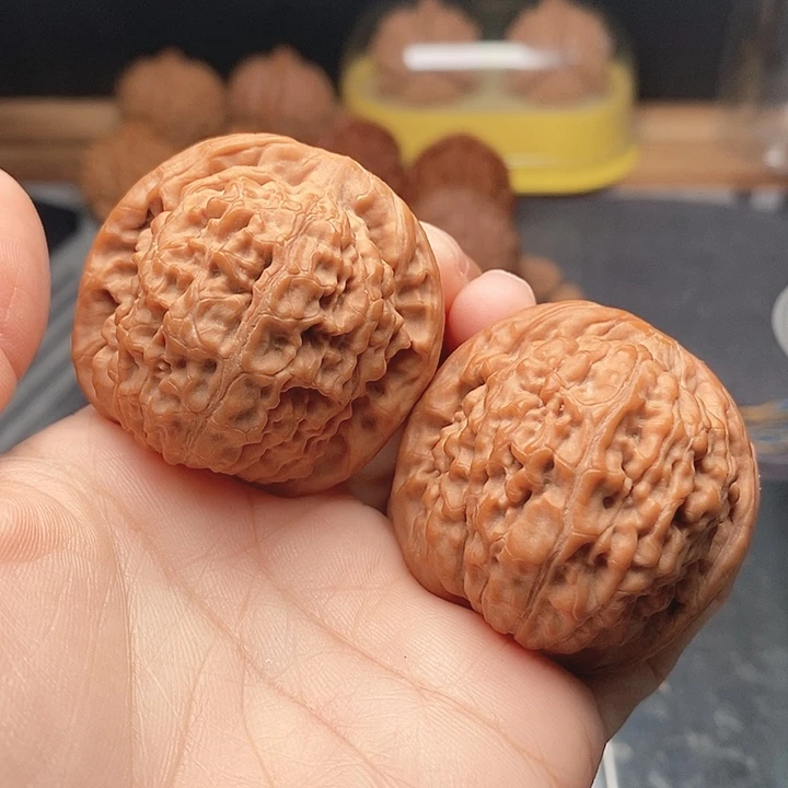 八***。文玩核桃莲花40边尖有磕碰