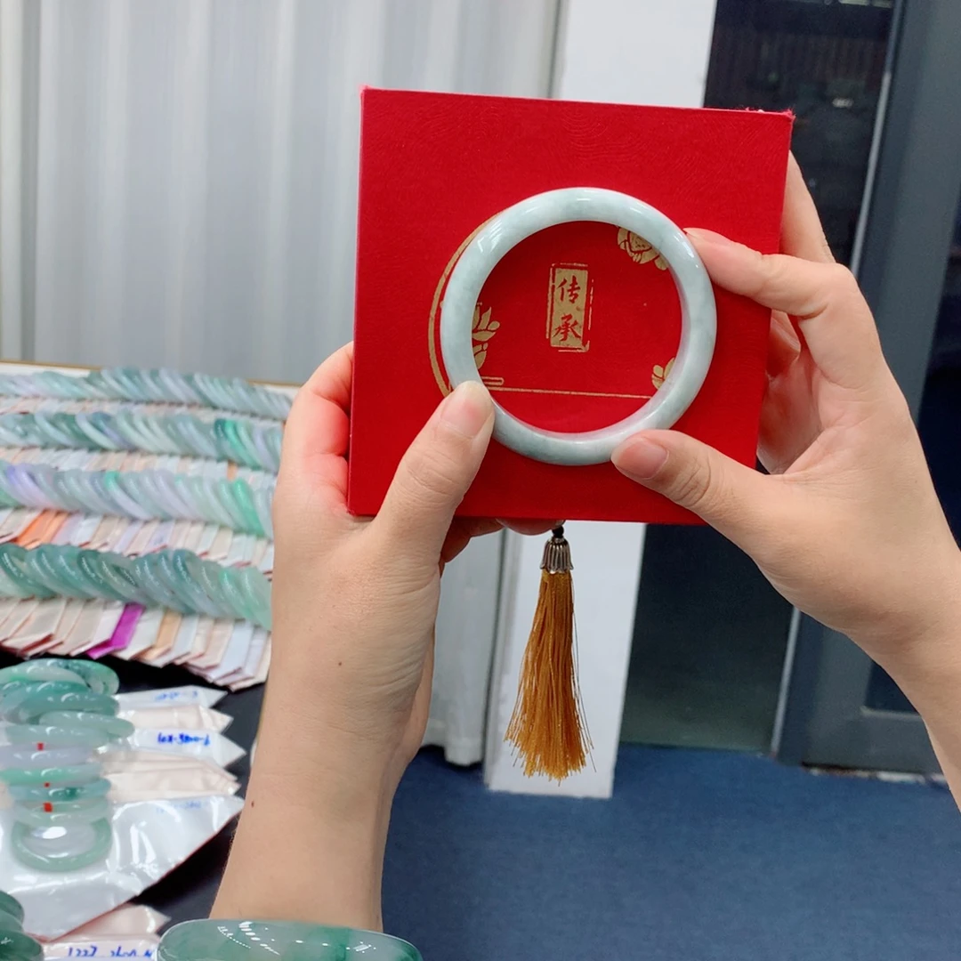 龙****翡翠未镶嵌手镯买断