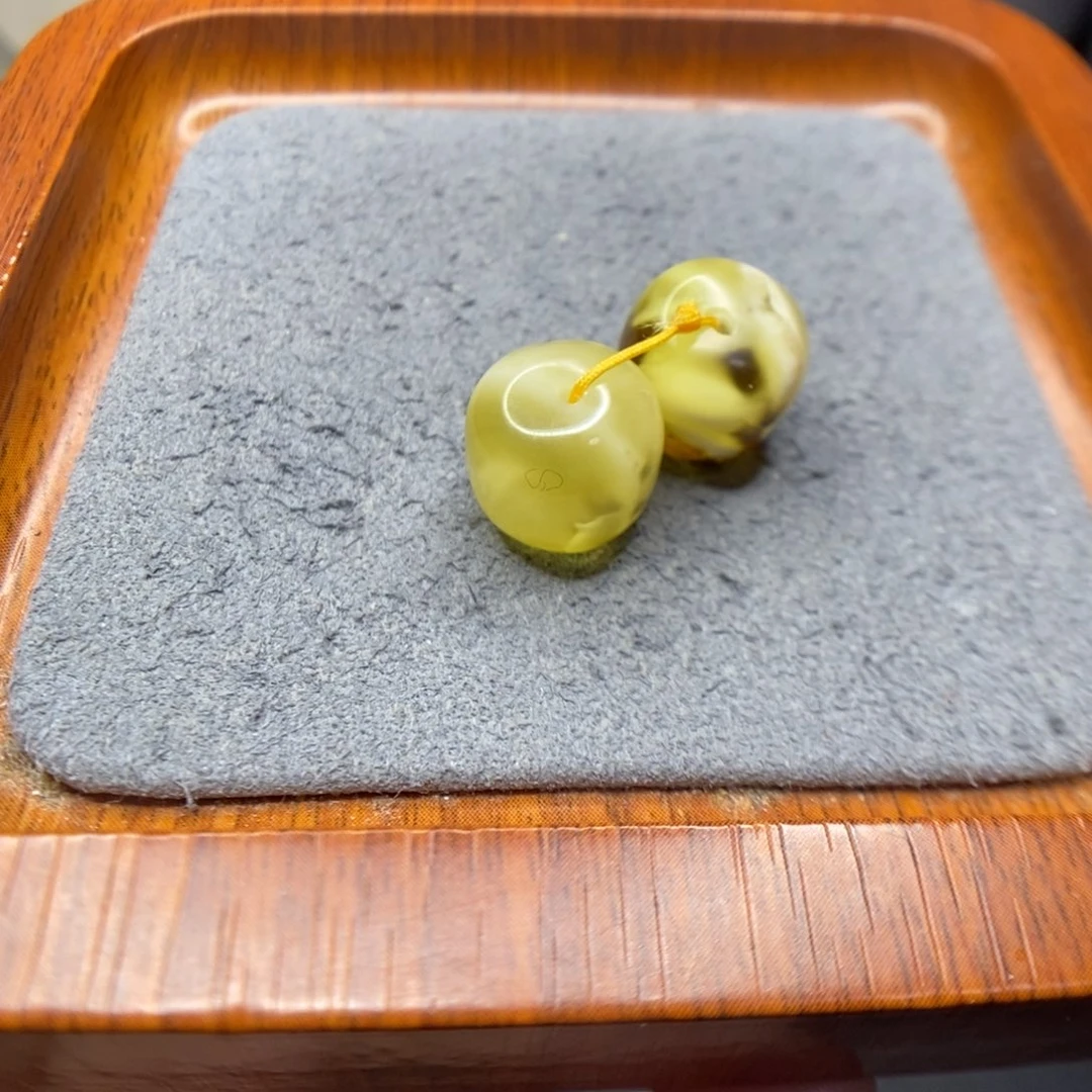 效***应蜜蜡未镶嵌颈饰郎