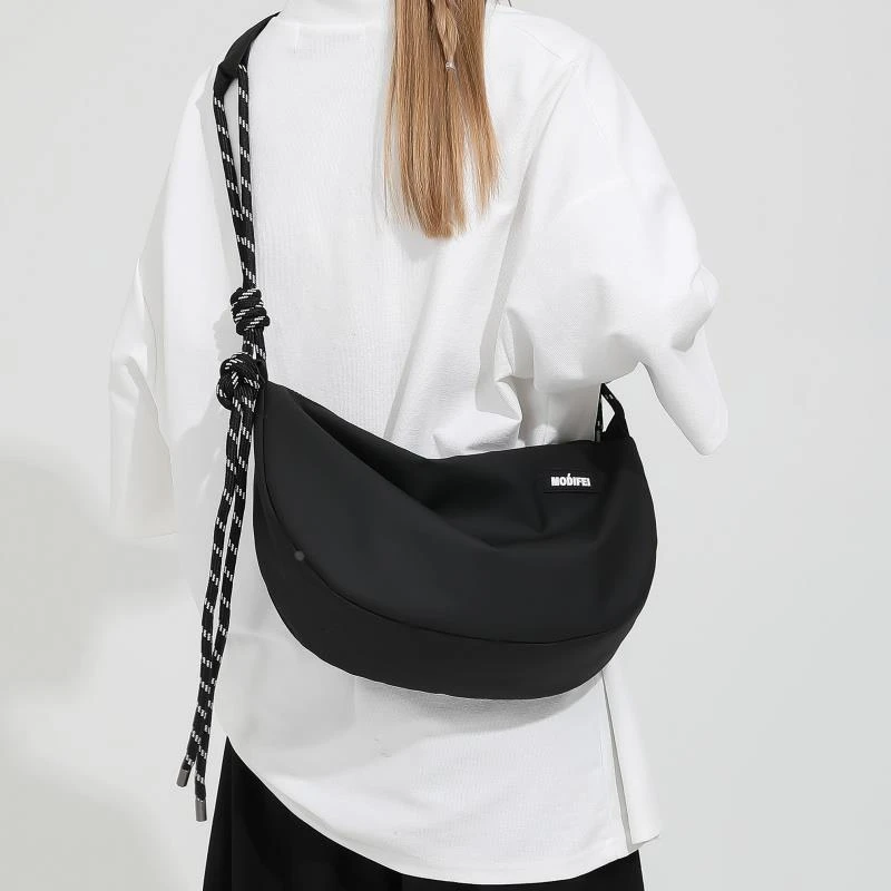 饺子包女斜挎包潮2024新款休闲百搭尼龙布小包包运动休闲单肩背包