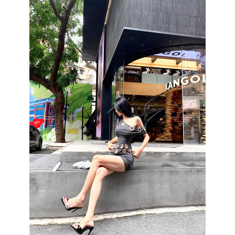 辣妹气质设计感灰色斜肩连衣裙秋夏新款收腰百搭显瘦镂空包臀短裙