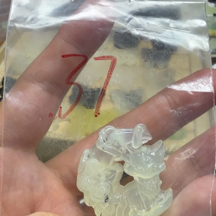 透闪石-蛇纹石玉吊坠未镶嵌