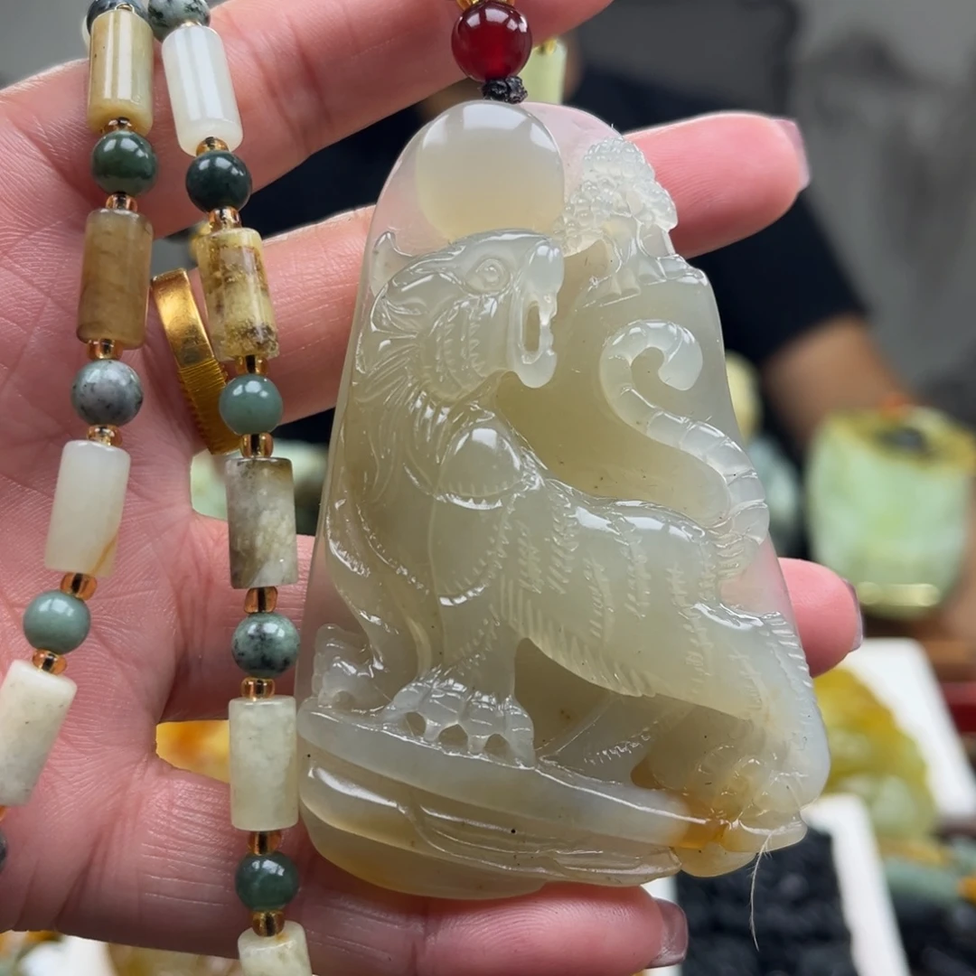 蛇纹石玉未镶嵌颈饰挂件