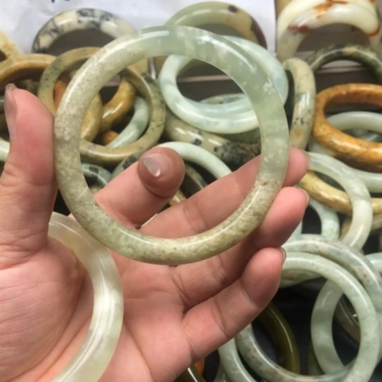 蛇纹石玉未镶嵌手镯後*