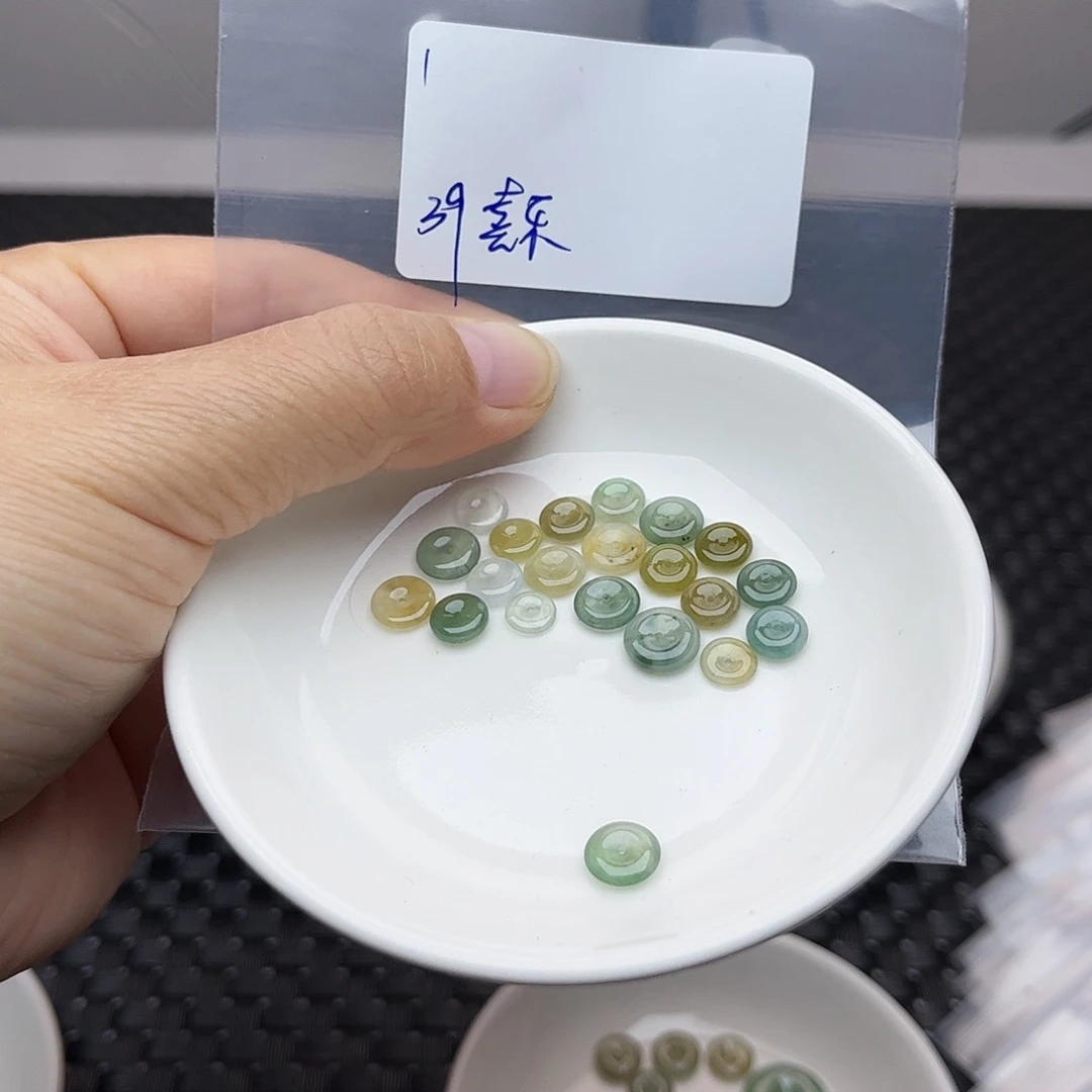 翡翠未镶嵌颈饰?***康不