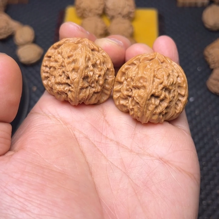 文玩核桃吊坠白狮子