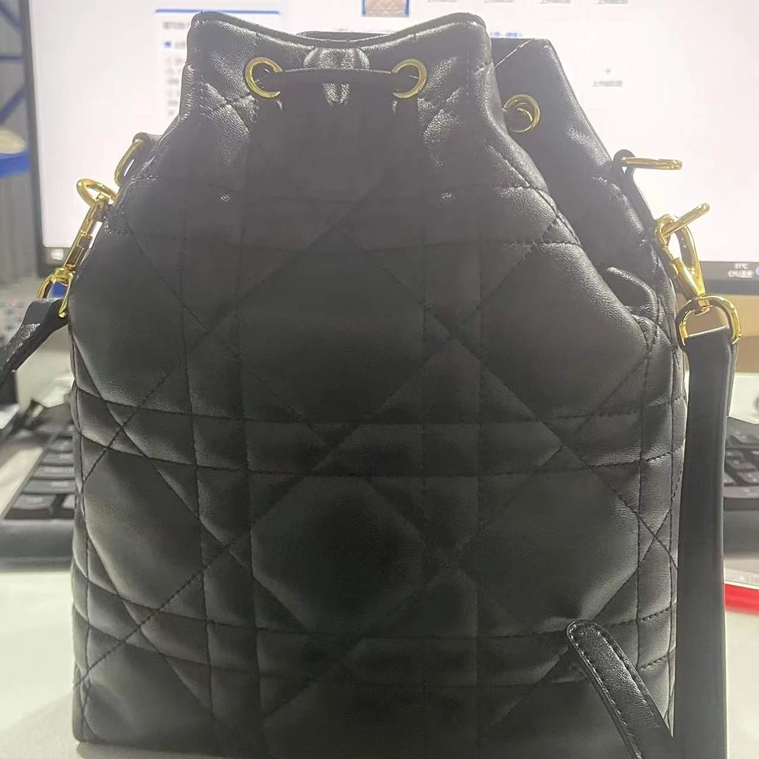 2025新款真皮女包藤格水桶L88030黑色21
